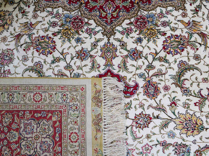 Sehr feiner, handgeknüpfter Khademi Orientteppich mit Ghom Design aus reiner Seide, creme, weiß, rot. 246x173 cm. Vertreib durch Jupiter Intl.