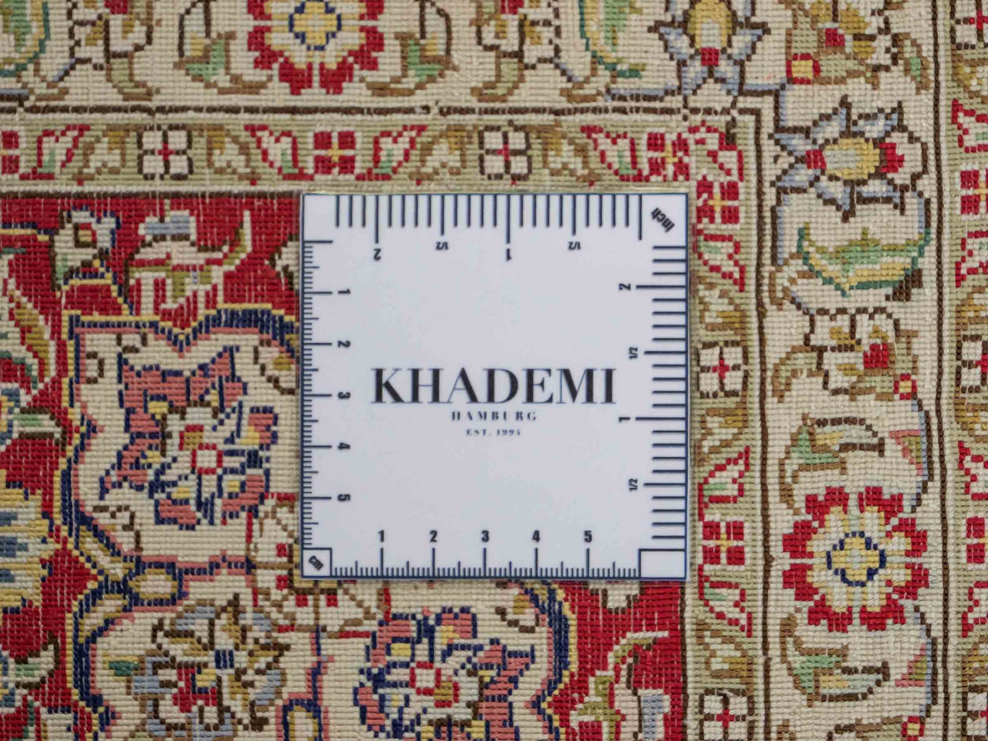 Sehr feiner, handgeknüpfter Khademi Orientteppich mit Ghom Design aus reiner Seide, creme, weiß, rot. 246x173 cm. Vertreib durch Jupiter Intl.