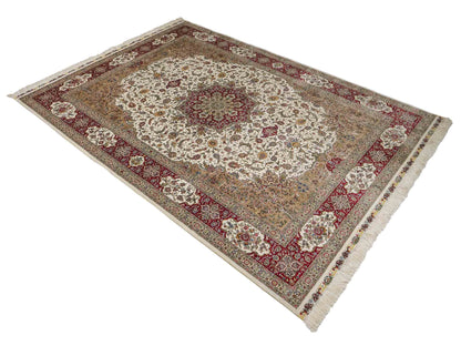 Sehr feiner, handgeknüpfter Khademi Orientteppich mit Ghom Design aus reiner Seide, creme, weiß, rot. 246x173 cm. Vertreib durch Jupiter Intl.