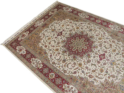 Sehr feiner, handgeknüpfter Khademi Orientteppich mit Ghom Design aus reiner Seide, creme, weiß, rot. 246x173 cm. Vertreib durch Jupiter Intl.