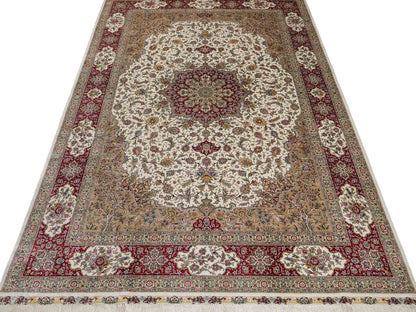 Sehr feiner, handgeknüpfter Khademi Orientteppich mit Ghom Design aus reiner Seide, creme, weiß, rot. 246x173 cm. Vertreib durch Jupiter Intl.