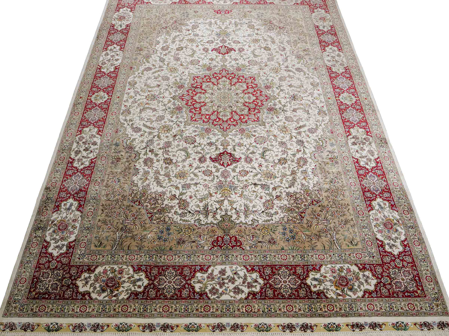Sehr feiner, handgeknüpfter Khademi Orientteppich mit Ghom Design aus reiner Seide, creme, weiß, rot. 246x173 cm. Vertreib durch Jupiter Intl.