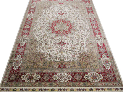 Sehr feiner, handgeknüpfter Khademi Orientteppich mit Ghom Design aus reiner Seide, creme, weiß, rot. 246x173 cm. Vertreib durch Jupiter Intl.