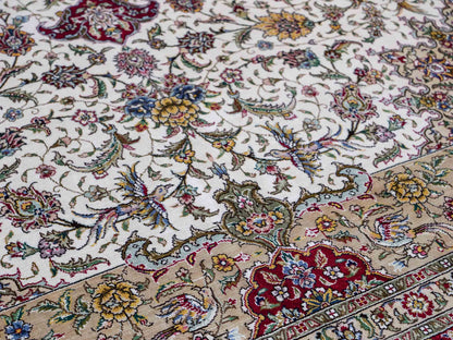 Sehr feiner, handgeknüpfter Khademi Orientteppich mit Ghom Design aus reiner Seide, creme, weiß, rot. 247x173 cm. Vertrieb durch Jupiter Intl.