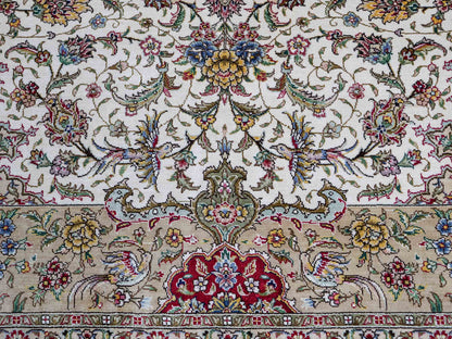 Sehr feiner, handgeknüpfter Khademi Orientteppich mit Ghom Design aus reiner Seide, creme, weiß, rot. 247x173 cm. Vertrieb durch Jupiter Intl.