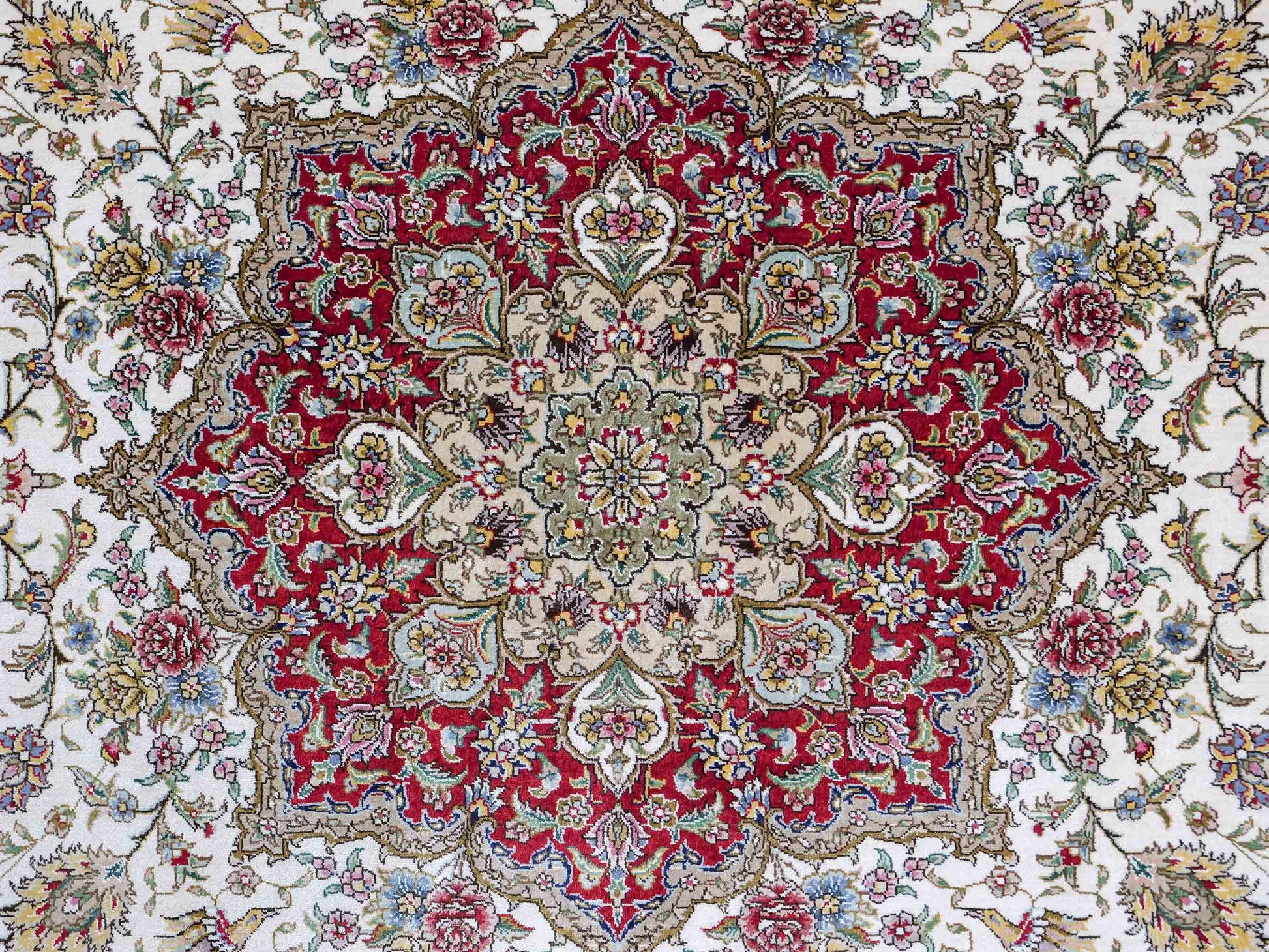 Sehr feiner, handgeknüpfter Khademi Orientteppich mit Ghom Design aus reiner Seide, creme, weiß, rot. 247x173 cm. Vertrieb durch Jupiter Intl.