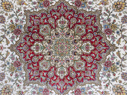 Sehr feiner, handgeknüpfter Khademi Orientteppich mit Ghom Design aus reiner Seide, creme, weiß, rot. 247x173 cm. Vertrieb durch Jupiter Intl.