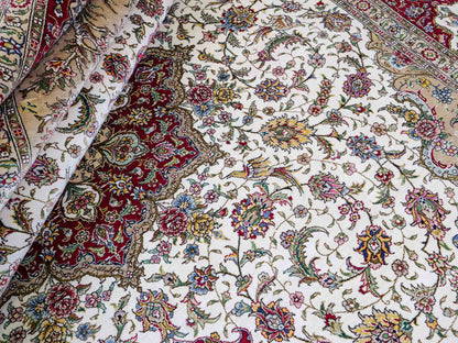 Sehr feiner, handgeknüpfter Khademi Orientteppich mit Ghom Design aus reiner Seide, creme, weiß, rot. 247x173 cm. Vertrieb durch Jupiter Intl.