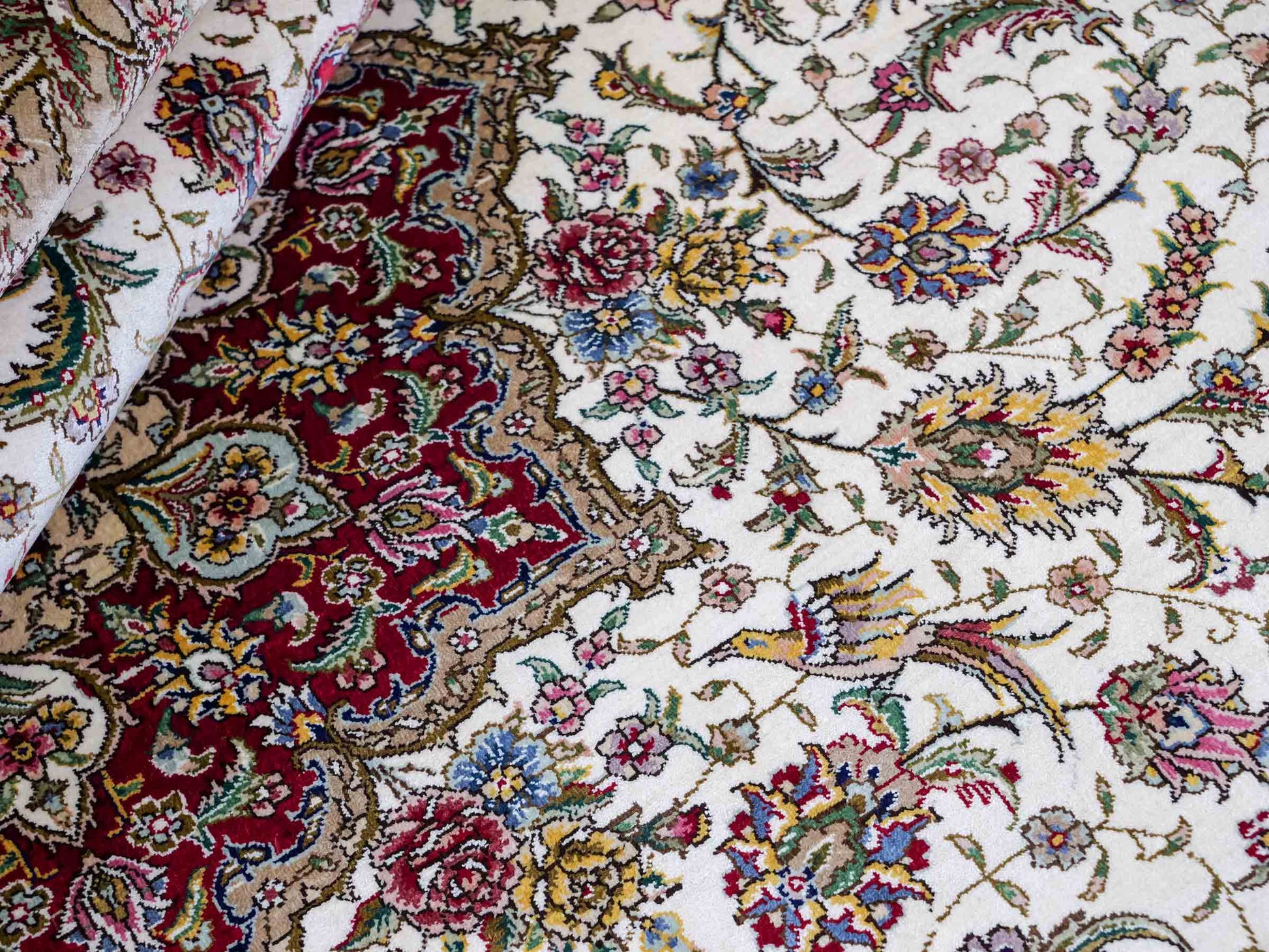 Sehr feiner, handgeknüpfter Khademi Orientteppich mit Ghom Design aus reiner Seide, creme, weiß, rot. 247x173 cm. Vertrieb durch Jupiter Intl.