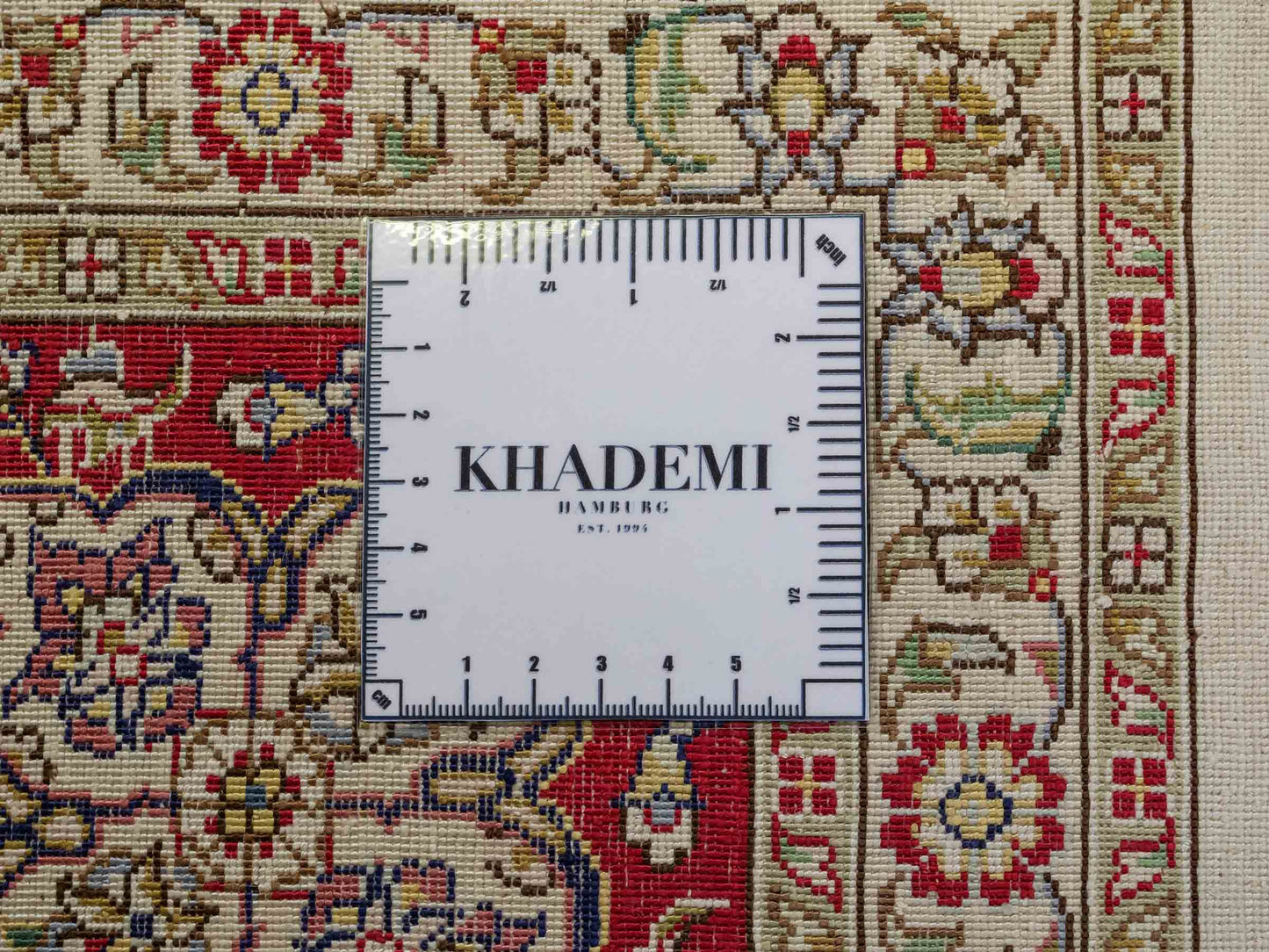 Sehr feiner, handgeknüpfter Khademi Orientteppich mit Ghom Design aus reiner Seide, creme, weiß, rot. 247x173 cm. Vertrieb durch Jupiter Intl.