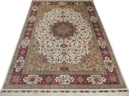 Sehr feiner, handgeknüpfter Khademi Orientteppich mit Ghom Design aus reiner Seide, creme, weiß, rot. 247x173 cm. Vertrieb durch Jupiter Intl.