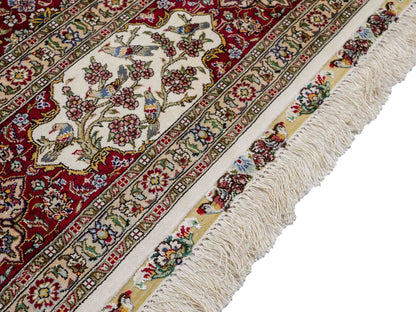 Sehr feiner, handgeknüpfter Khademi Orientteppich mit Ghom Design aus reiner Seide, creme, weiß, rot. 247x173 cm. Vertrieb durch Jupiter Intl.