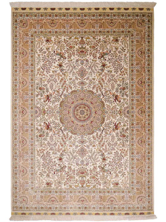 Sehr feiner, handgeknüpfter Khademi Orientteppich mit Ghom Design aus reiner Seide, creme, weiß. 248x172 cm. Vertrieb durch Jupiter Intl.