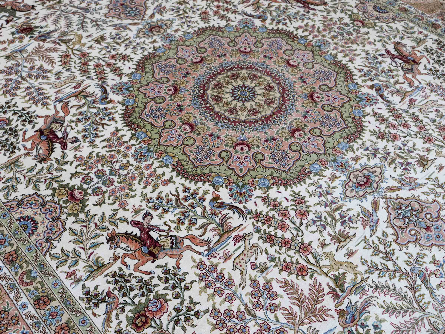 Sehr feiner, handgeknüpfter Khademi Orientteppich mit Ghom Design aus reiner Seide, creme, weiß. 248x172 cm. Vertrieb durch Jupiter Intl.