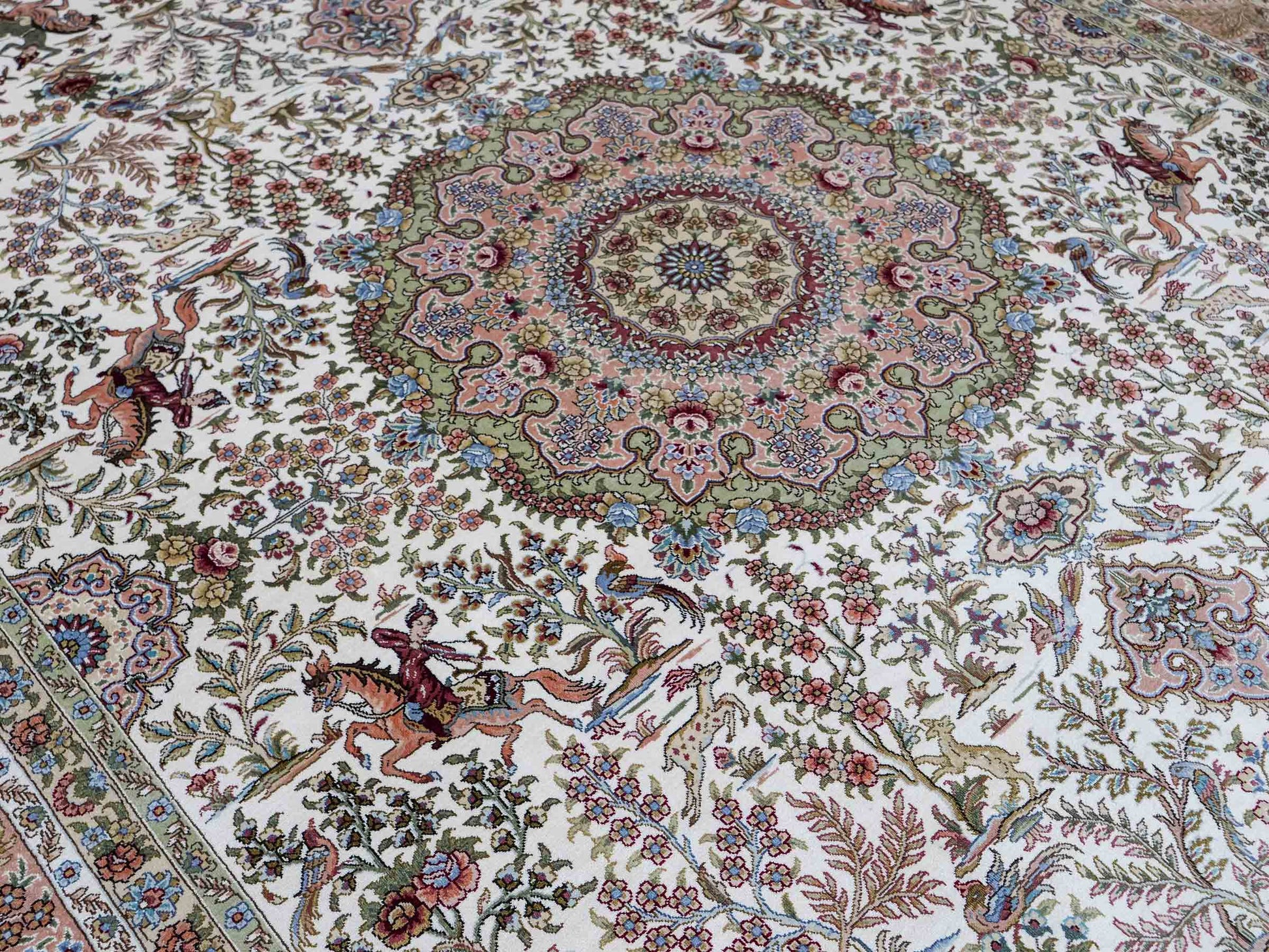 Sehr feiner, handgeknüpfter Khademi Orientteppich mit Ghom Design aus reiner Seide, creme, weiß. 248x172 cm. Vertrieb durch Jupiter Intl.