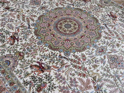 Sehr feiner, handgeknüpfter Khademi Orientteppich mit Ghom Design aus reiner Seide, creme, weiß. 248x172 cm. Vertrieb durch Jupiter Intl.