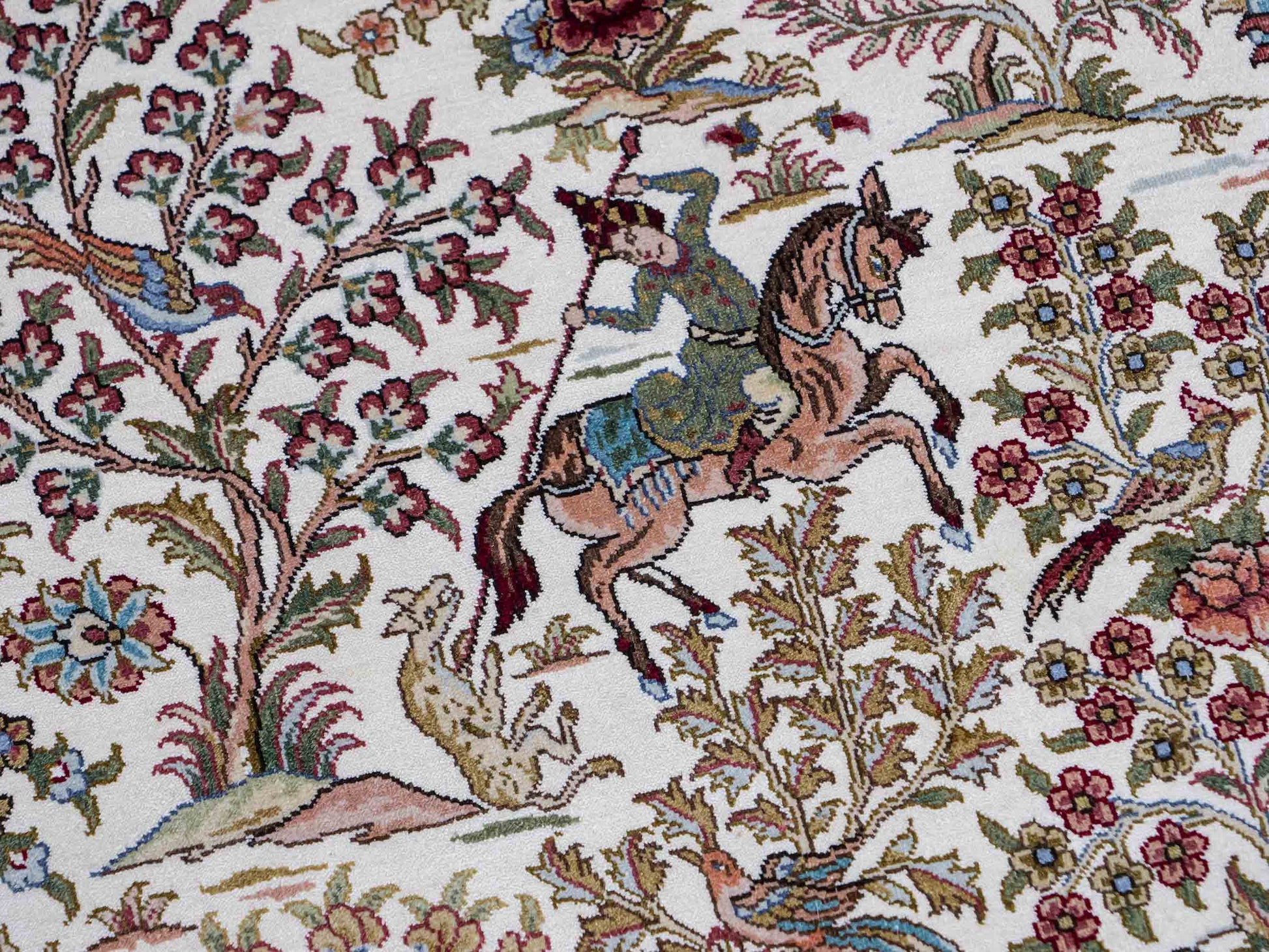 Sehr feiner, handgeknüpfter Khademi Orientteppich mit Ghom Design aus reiner Seide, creme, weiß. 248x172 cm. Vertrieb durch Jupiter Intl.