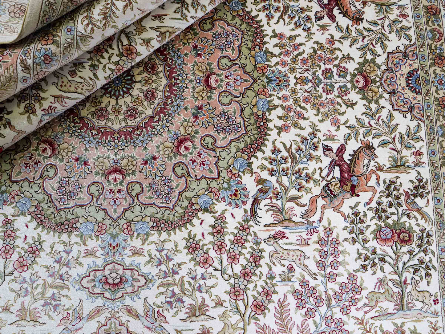 Sehr feiner, handgeknüpfter Khademi Orientteppich mit Ghom Design aus reiner Seide, creme, weiß. 248x172 cm. Vertrieb durch Jupiter Intl.