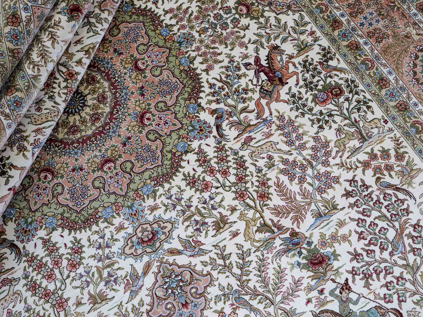 Sehr feiner, handgeknüpfter Khademi Orientteppich mit Ghom Design aus reiner Seide, creme, weiß. 248x172 cm. Vertrieb durch Jupiter Intl.