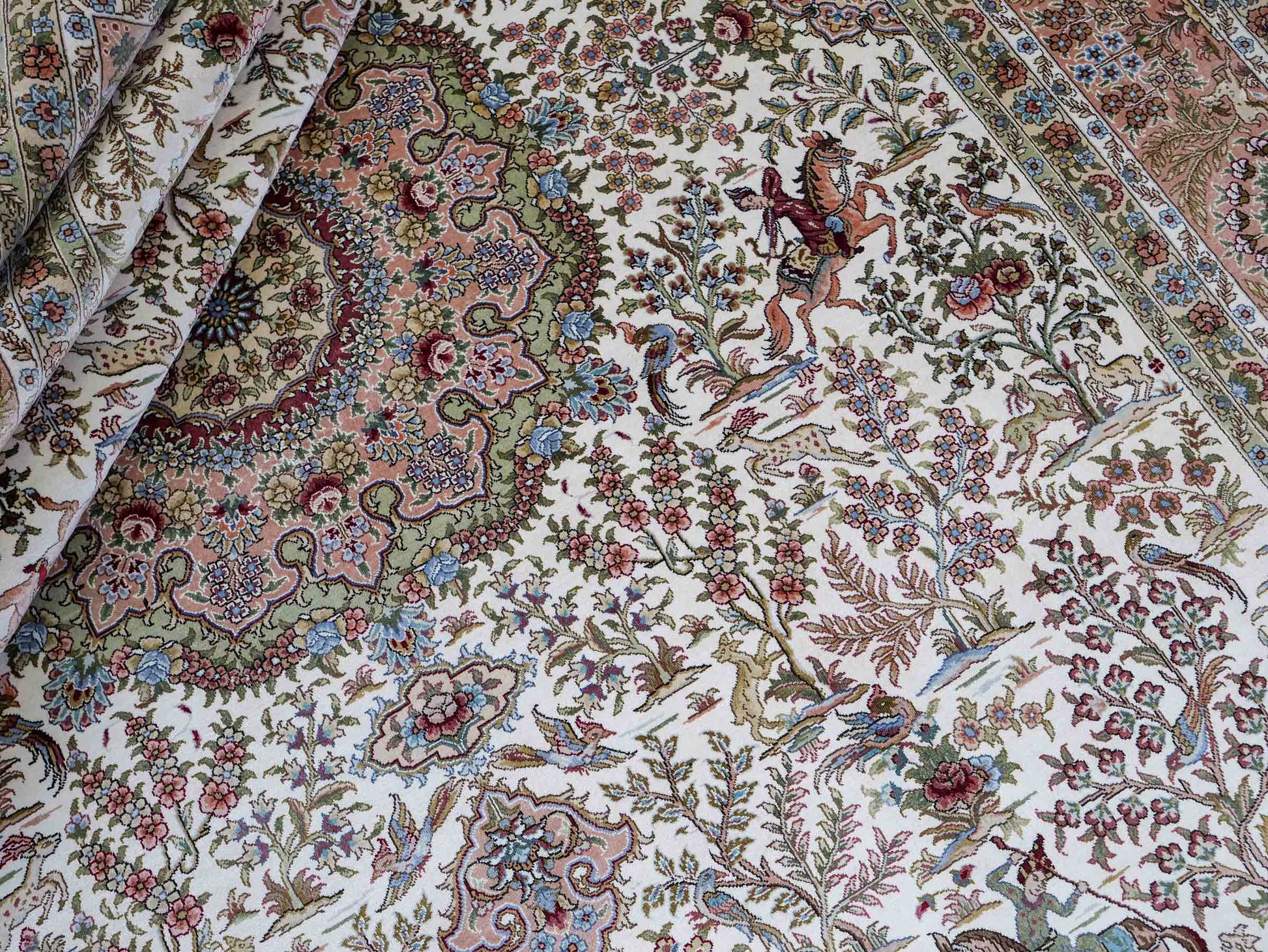 Sehr feiner, handgeknüpfter Khademi Orientteppich mit Ghom Design aus reiner Seide, creme, weiß. 248x172 cm. Vertrieb durch Jupiter Intl.