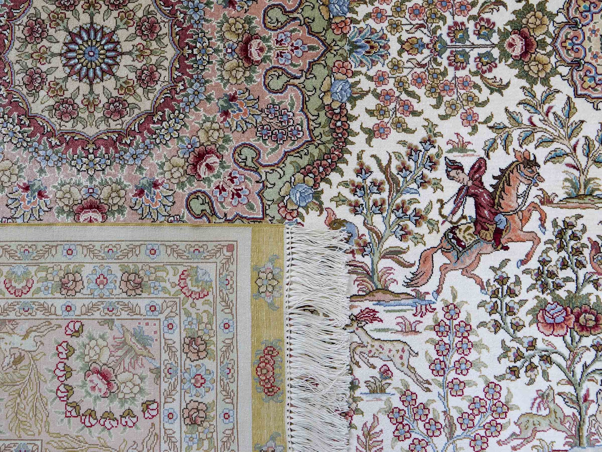 Sehr feiner, handgeknüpfter Khademi Orientteppich mit Ghom Design aus reiner Seide, creme, weiß. 248x172 cm. Vertrieb durch Jupiter Intl.