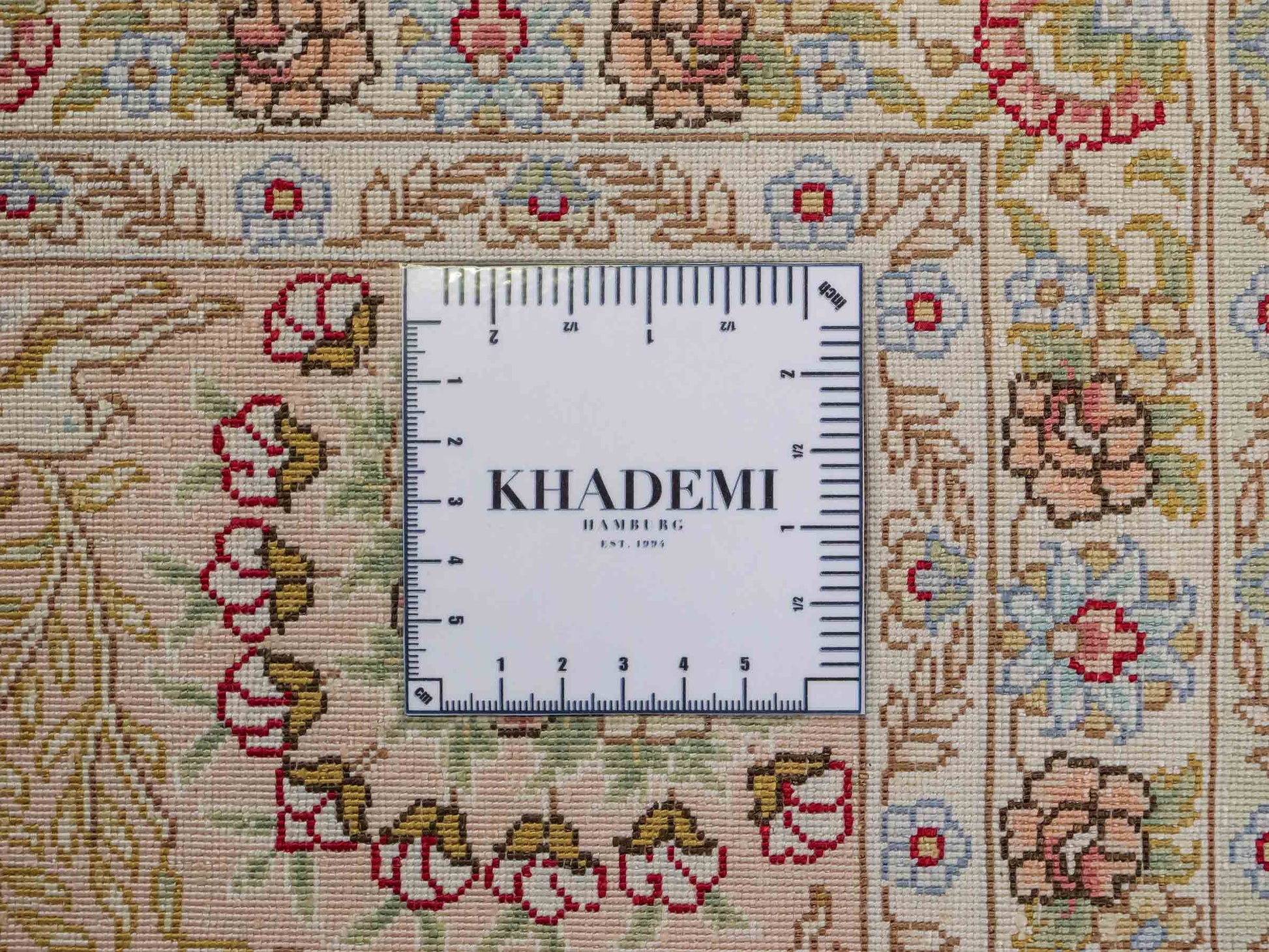Sehr feiner, handgeknüpfter Khademi Orientteppich mit Ghom Design aus reiner Seide, creme, weiß. 248x172 cm. Vertrieb durch Jupiter Intl.