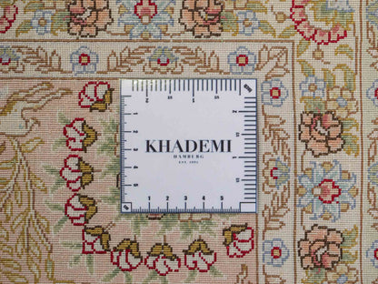 Sehr feiner, handgeknüpfter Khademi Orientteppich mit Ghom Design aus reiner Seide, creme, weiß. 248x172 cm. Vertrieb durch Jupiter Intl.