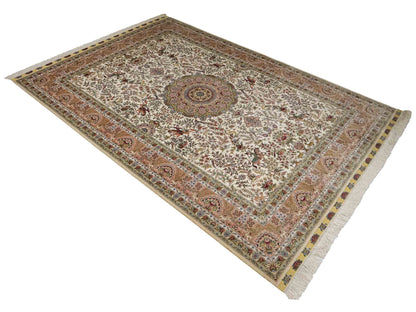 Sehr feiner, handgeknüpfter Khademi Orientteppich mit Ghom Design aus reiner Seide, creme, weiß. 248x172 cm. Vertrieb durch Jupiter Intl.