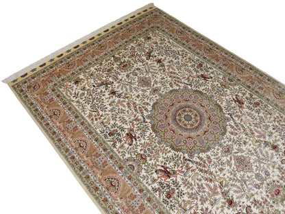 Sehr feiner, handgeknüpfter Khademi Orientteppich mit Ghom Design aus reiner Seide, creme, weiß. 248x172 cm. Vertrieb durch Jupiter Intl.