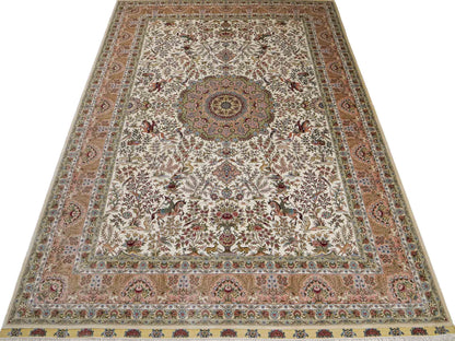 Sehr feiner, handgeknüpfter Khademi Orientteppich mit Ghom Design aus reiner Seide, creme, weiß. 248x172 cm. Vertrieb durch Jupiter Intl.