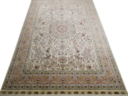 Sehr feiner, handgeknüpfter Khademi Orientteppich mit Ghom Design aus reiner Seide, creme, weiß. 248x172 cm. Vertrieb durch Jupiter Intl.