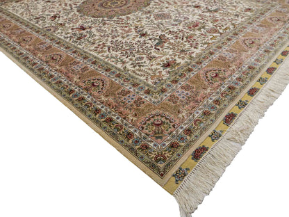 Sehr feiner, handgeknüpfter Khademi Orientteppich mit Ghom Design aus reiner Seide, creme, weiß. 248x172 cm. Vertrieb durch Jupiter Intl.