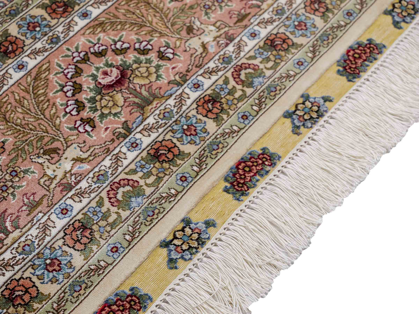 Sehr feiner, handgeknüpfter Khademi Orientteppich mit Ghom Design aus reiner Seide, creme, weiß. 248x172 cm. Vertrieb durch Jupiter Intl.