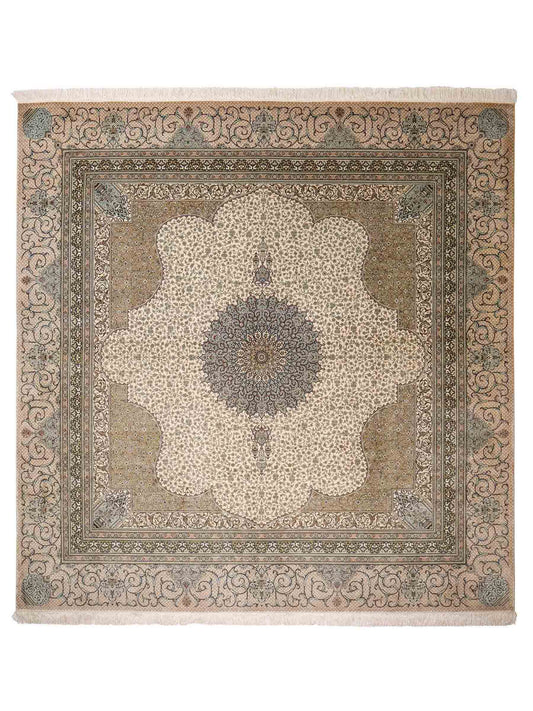 Sehr feiner, handgeknüpfter Khademi Orientteppich mit Ghom Design aus reiner Seide, creme, weß, blau. Unikat. 248x247 cm. Vertrieb durch Jupiter Intl.