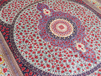 Sehr feiner, handgeknüpfter Khademi Orientteppich mit Ghom Design aus reiner Seide, blau, rot, türkis, grün. 259x205 cm. Vertrieb durch Jupiter Intl.