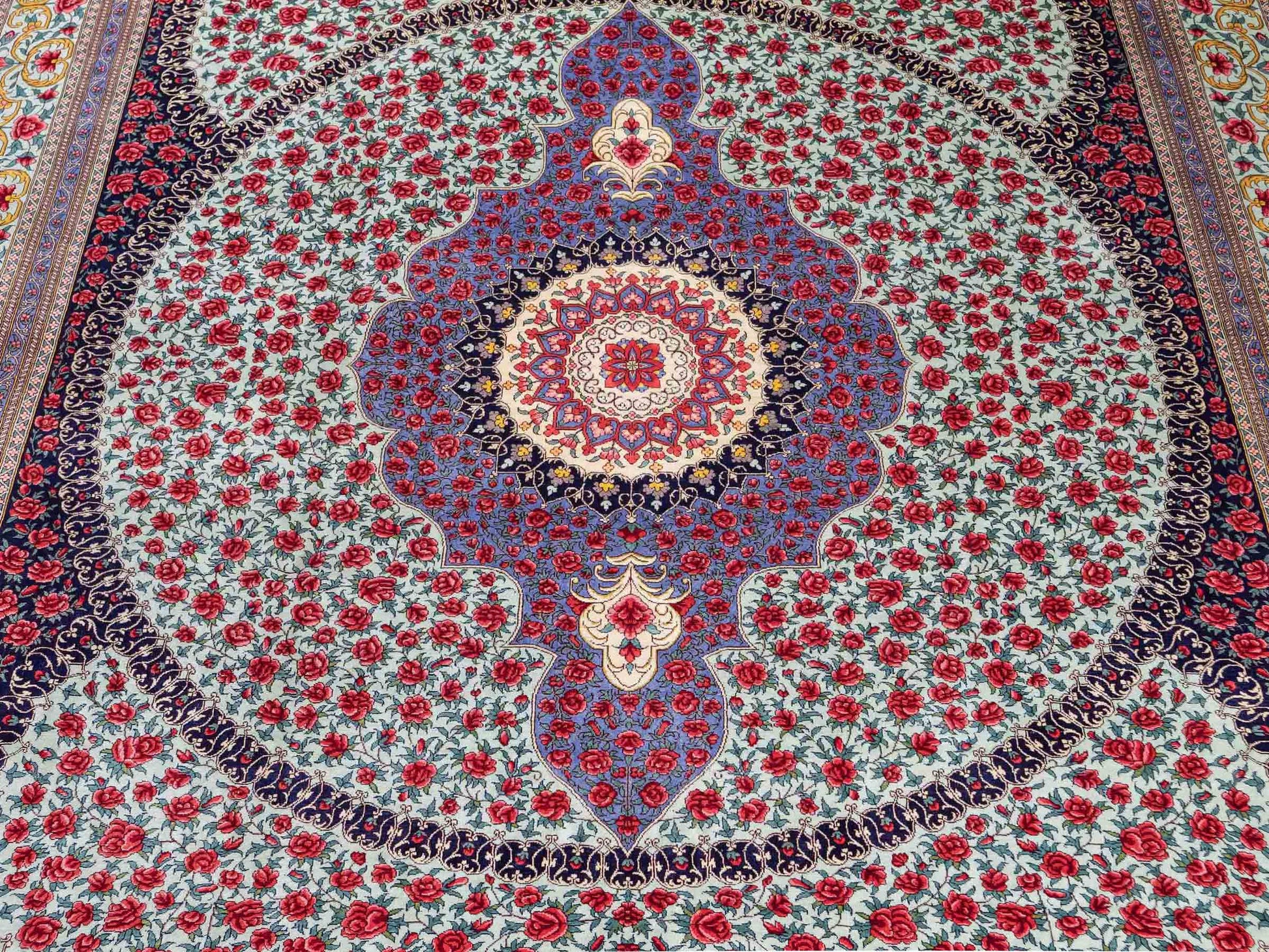 Sehr feiner, handgeknüpfter Khademi Orientteppich mit Ghom Design aus reiner Seide, blau, rot, türkis, grün. 259x205 cm. Vertrieb durch Jupiter Intl.