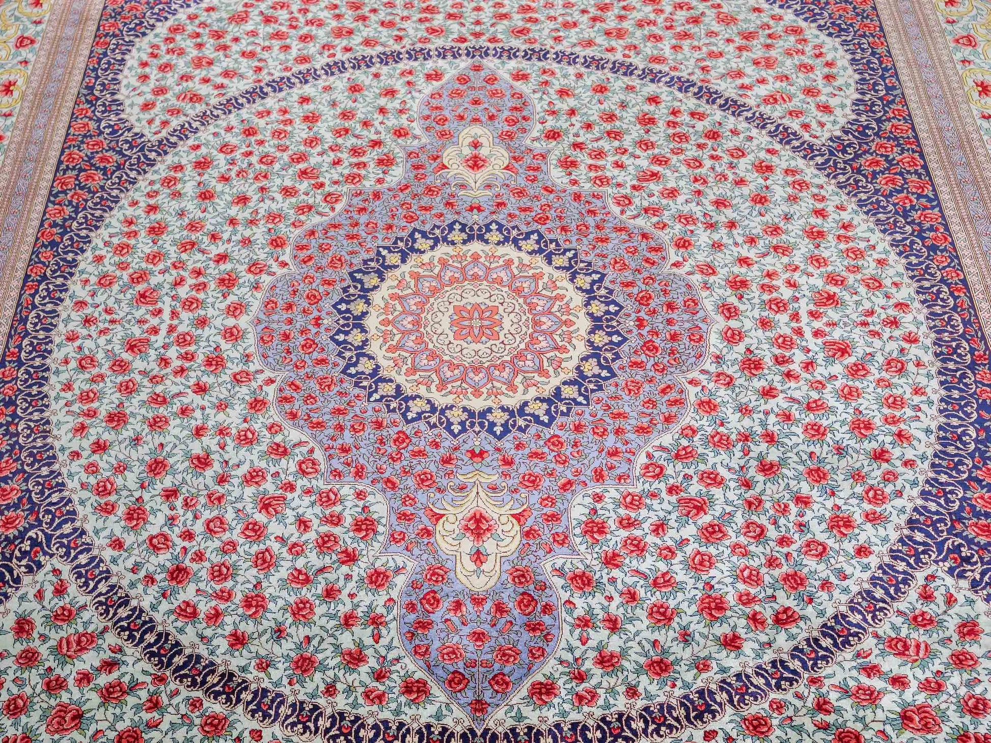 Sehr feiner, handgeknüpfter Khademi Orientteppich mit Ghom Design aus reiner Seide, blau, rot, türkis, grün. 259x205 cm. Vertrieb durch Jupiter Intl.