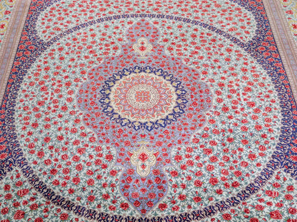 Sehr feiner, handgeknüpfter Khademi Orientteppich mit Ghom Design aus reiner Seide, blau, rot, türkis, grün. 259x205 cm. Vertrieb durch Jupiter Intl.
