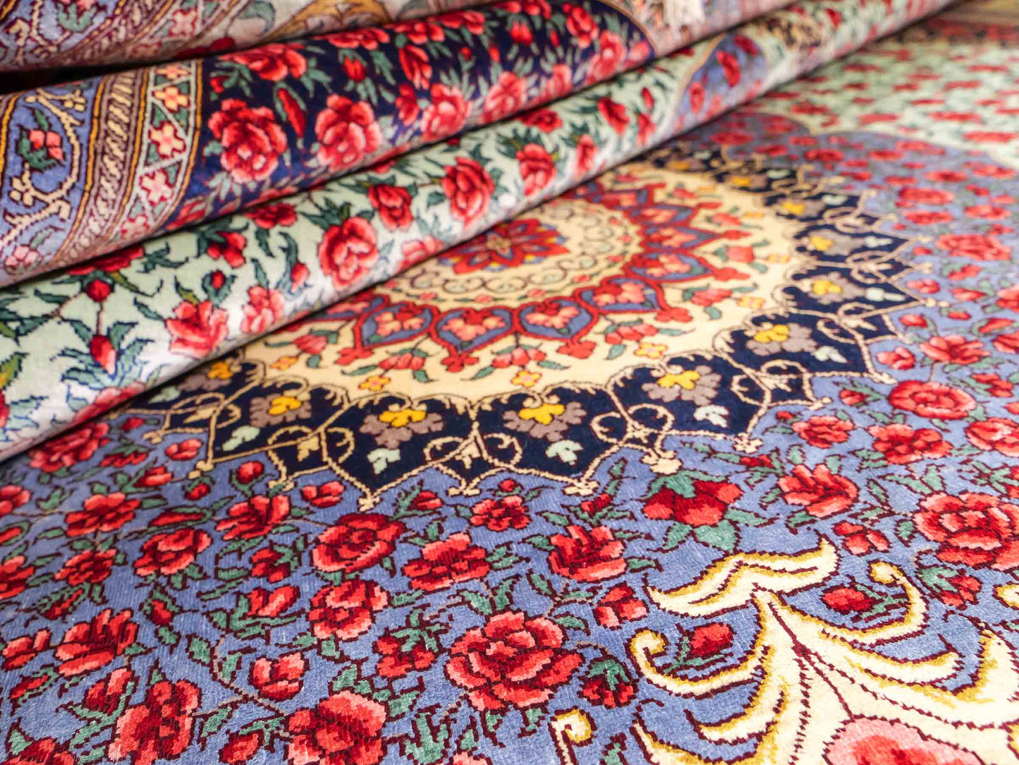 Sehr feiner, handgeknüpfter Khademi Orientteppich mit Ghom Design aus reiner Seide, blau, rot, türkis, grün. 259x205 cm. Vertrieb durch Jupiter Intl.