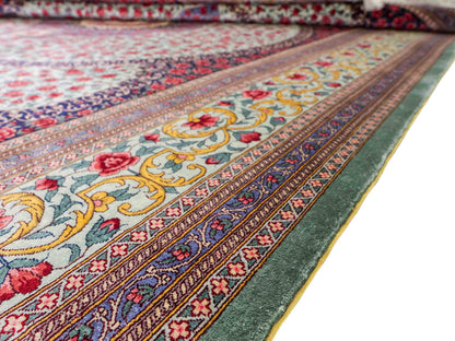 Sehr feiner, handgeknüpfter Khademi Orientteppich mit Ghom Design aus reiner Seide, blau, rot, türkis, grün. 259x205 cm. Vertrieb durch Jupiter Intl.