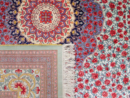 Sehr feiner, handgeknüpfter Khademi Orientteppich mit Ghom Design aus reiner Seide, blau, rot, türkis, grün. 259x205 cm. Vertrieb durch Jupiter Intl.