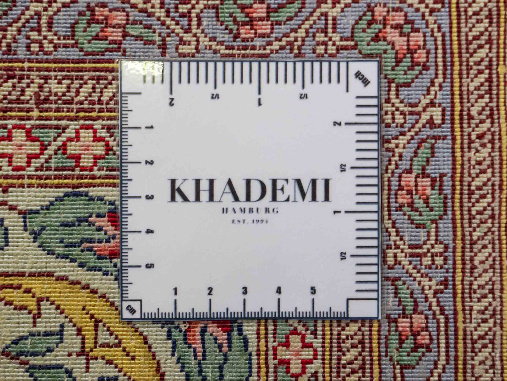 Sehr feiner, handgeknüpfter Khademi Orientteppich mit Ghom Design aus reiner Seide, blau, rot, türkis, grün. 259x205 cm. Vertrieb durch Jupiter Intl.
