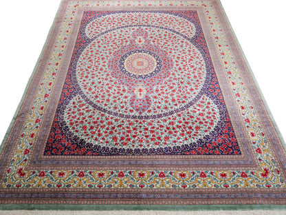 Sehr feiner, handgeknüpfter Khademi Orientteppich mit Ghom Design aus reiner Seide, blau, rot, türkis, grün. 259x205 cm. Vertrieb durch Jupiter Intl.