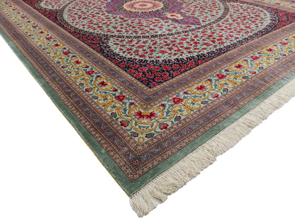 Sehr feiner, handgeknüpfter Khademi Orientteppich mit Ghom Design aus reiner Seide, blau, rot, türkis, grün. 259x205 cm. Vertrieb durch Jupiter Intl.