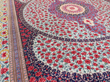 Sehr feiner, handgeknüpfter Khademi Orientteppich mit Ghom Design aus reiner Seide, blau, rot, türkis, grün. 259x205 cm. Vertrieb durch Jupiter Intl.
