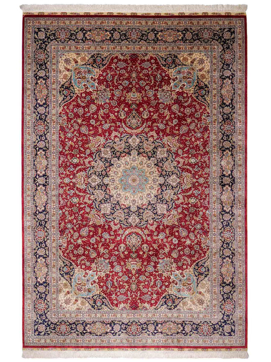 Sehr feiner, handgeknüpfter Khademi Orientteppich mit Ghom Design aus reiner Seide, rot, blau, creme. 278x186 cm. Vertrieb durch Jupiter Intl.