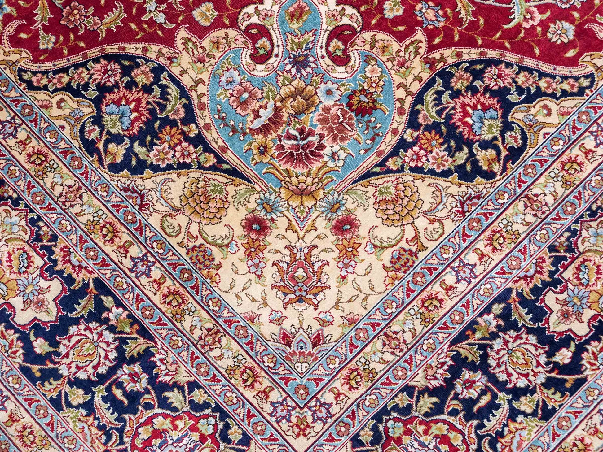 Sehr feiner, handgeknüpfter Khademi Orientteppich mit Ghom Design aus reiner Seide, rot, blau, creme. 278x186 cm. Vertrieb durch Jupiter Intl.