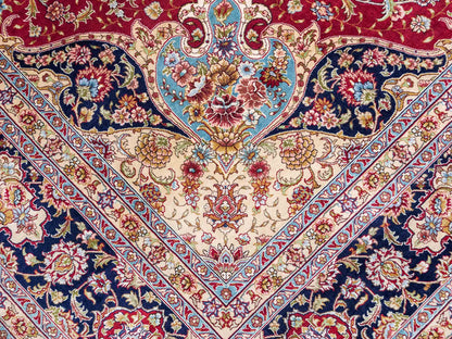 Sehr feiner, handgeknüpfter Khademi Orientteppich mit Ghom Design aus reiner Seide, rot, blau, creme. 278x186 cm. Vertrieb durch Jupiter Intl.