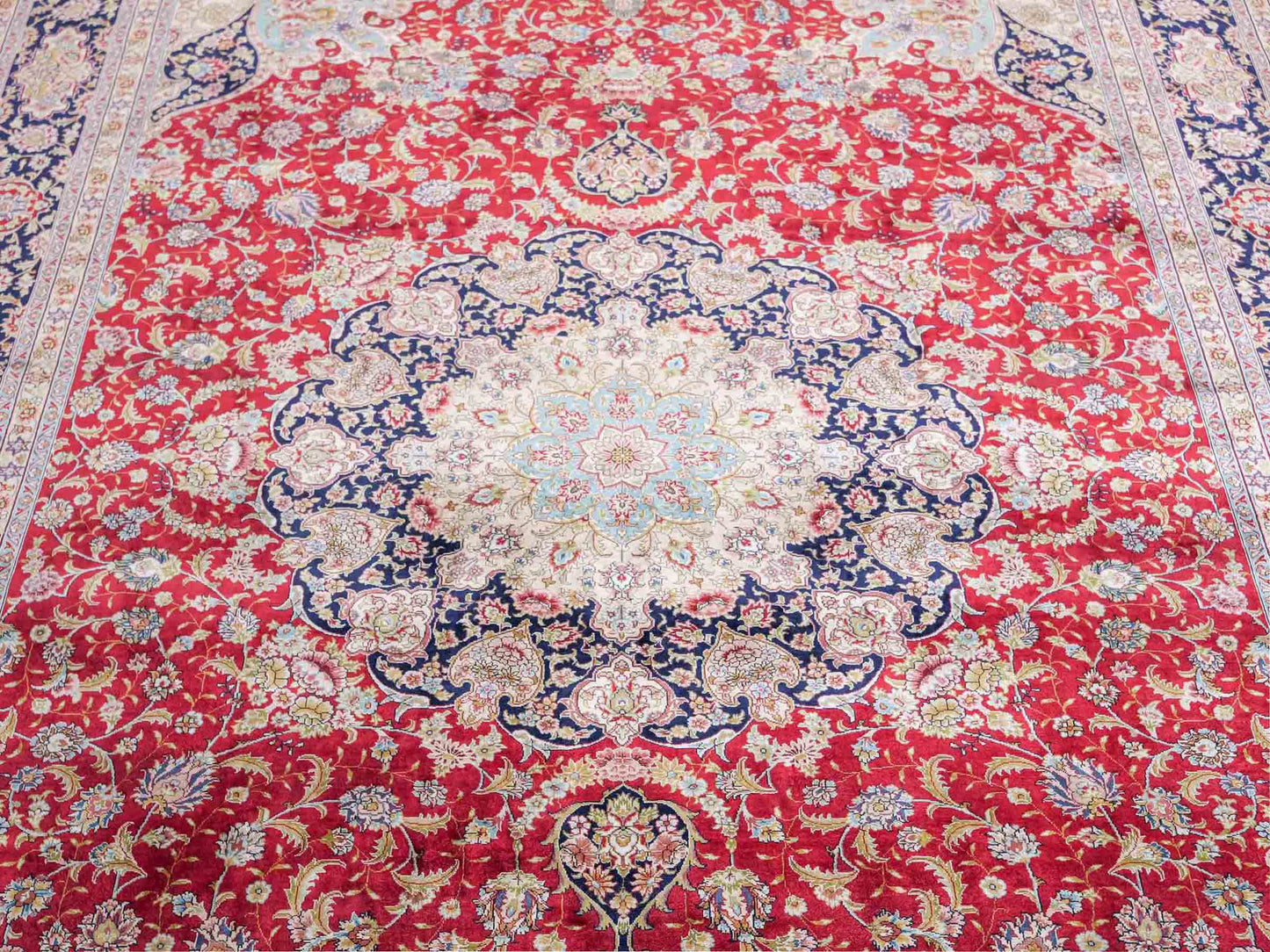 Sehr feiner, handgeknüpfter Khademi Orientteppich mit Ghom Design aus reiner Seide, rot, blau, creme. 278x186 cm. Vertrieb durch Jupiter Intl.