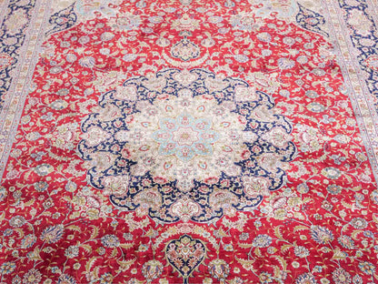 Sehr feiner, handgeknüpfter Khademi Orientteppich mit Ghom Design aus reiner Seide, rot, blau, creme. 278x186 cm. Vertrieb durch Jupiter Intl.
